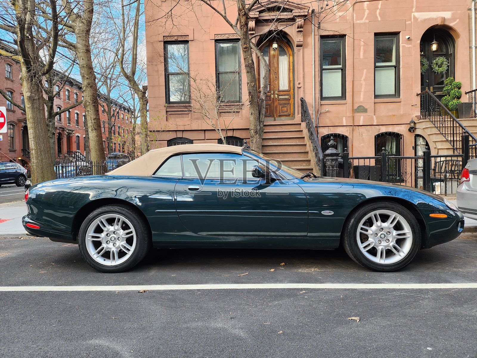 2001年捷豹XKR敞篷车停在外面，侧面视图照片摄影图片