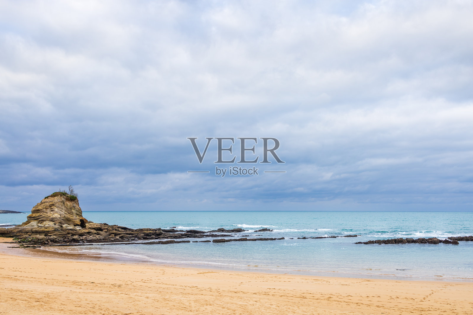 冬季的骆驼海滩。无人，低沉的厚云。西班牙坎塔布里亚的桑坦德。照片摄影图片