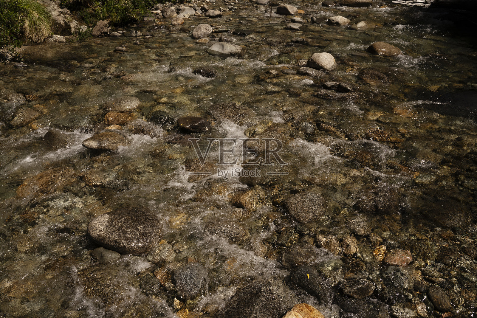 流淌的河流与岩石河床的景观照片摄影图片