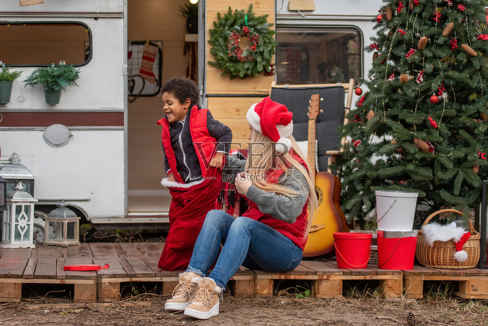 快乐多样化的家庭在节日露营车旁庆祝圣诞节照片摄影图片