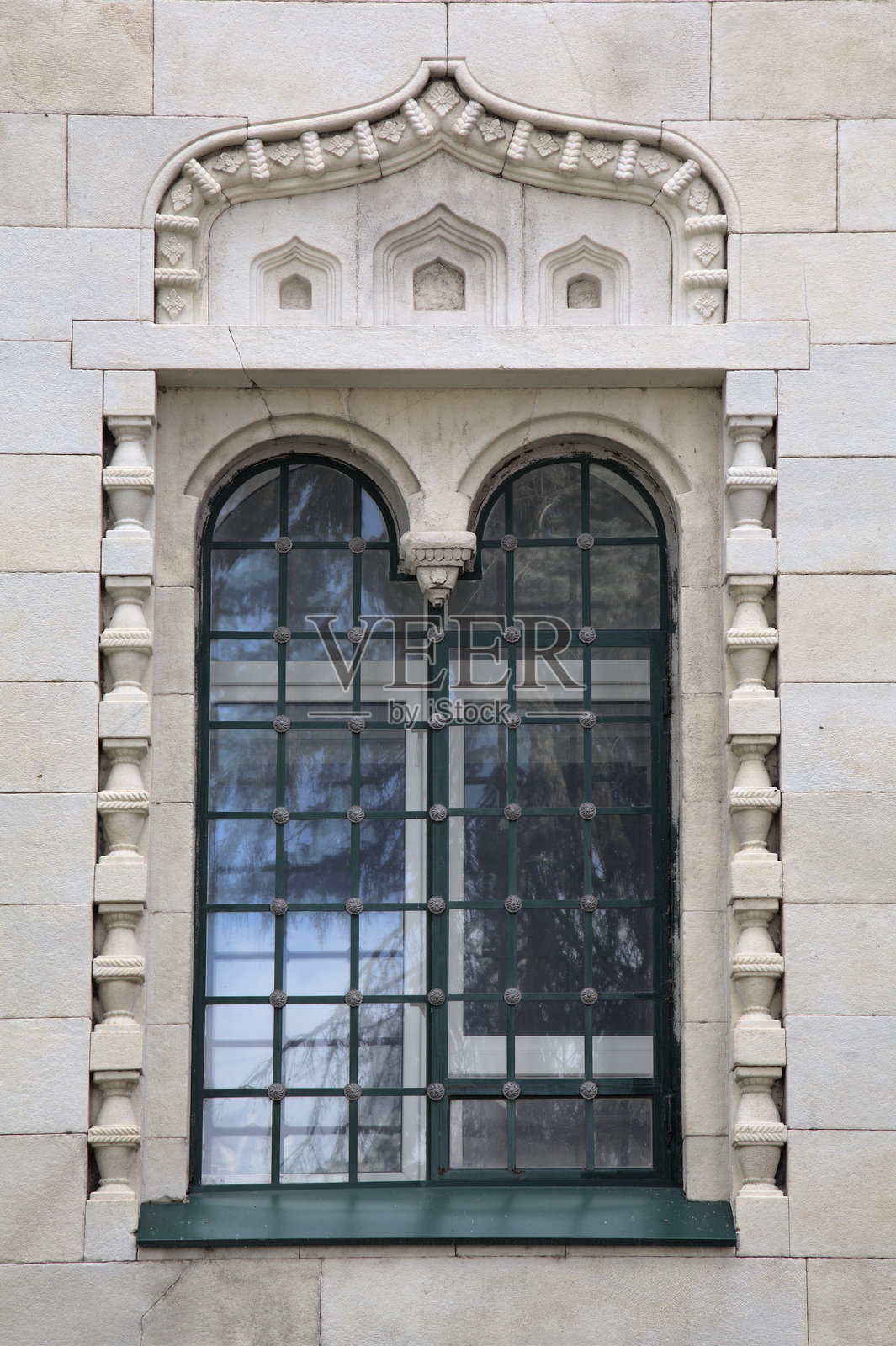 俄罗斯下诺夫哥罗德一扇装饰性窗户的建筑细节，展示了地方风格照片摄影图片