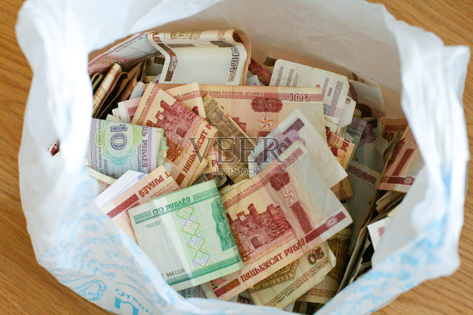 装满贬值白俄罗斯卢布的塑料袋照片摄影图片