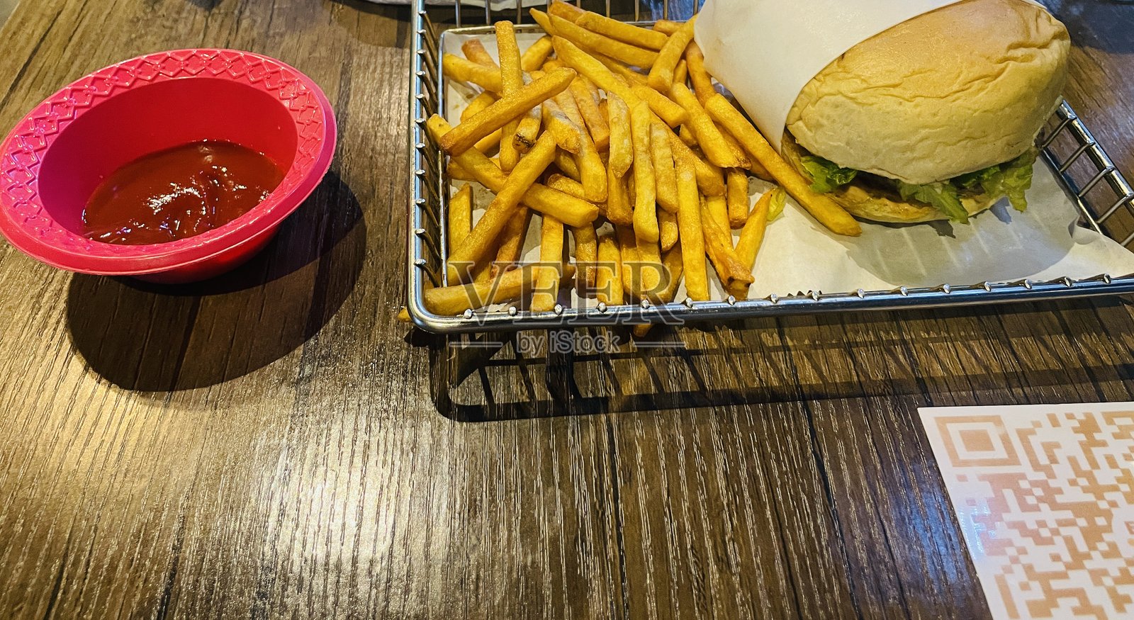 汉堡配薯条和番茄酱。照片摄影图片