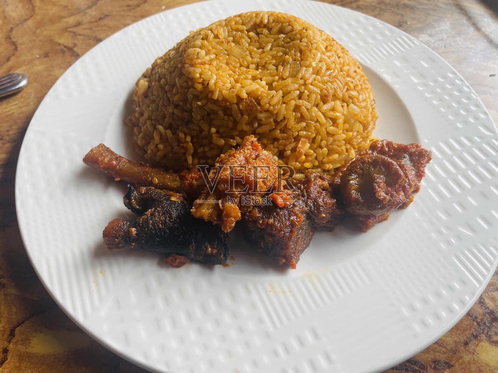 配有装饰山羊肉的乔洛夫米饭照片摄影图片