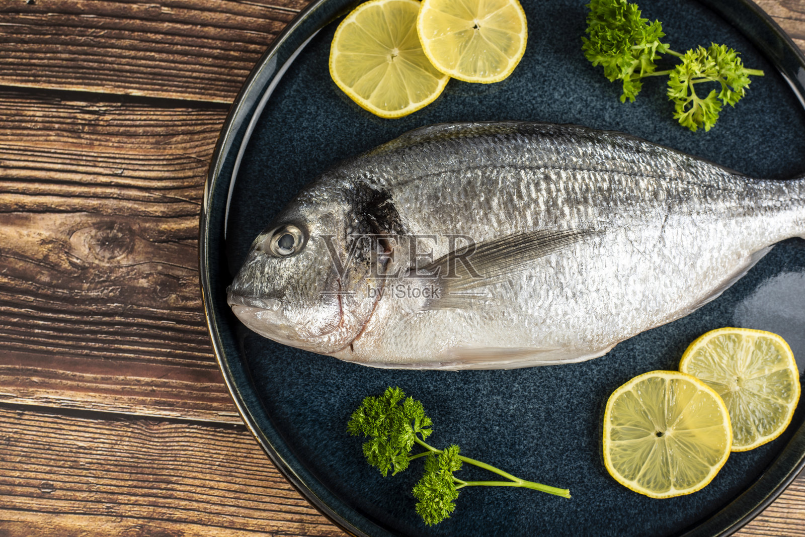海鲷和烹饪调味的食材照片摄影图片