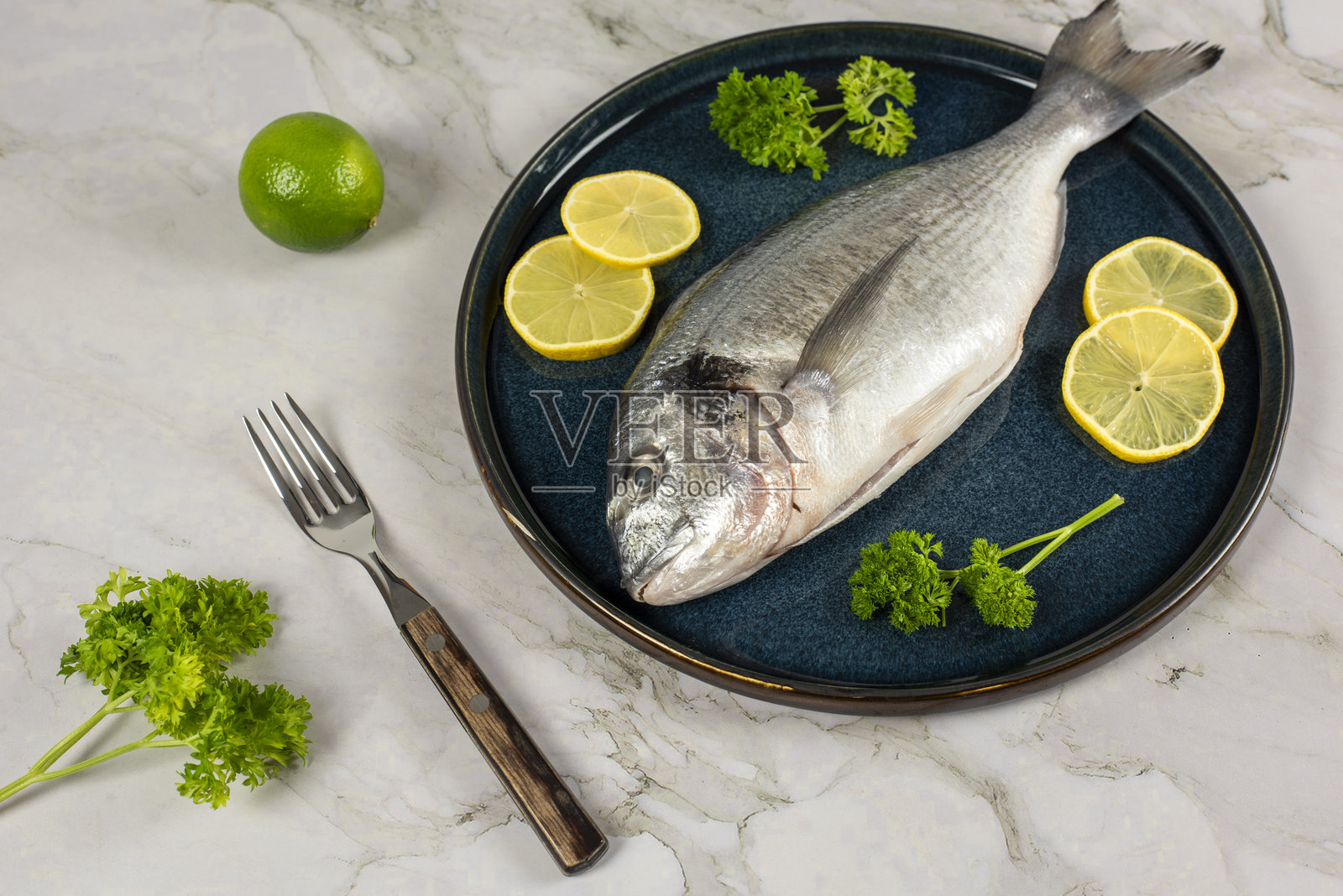 海鲷和烹饪调味的食材照片摄影图片