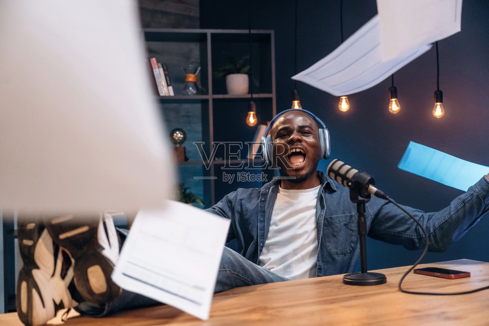 抛纸的男人正在录制播客。照片摄影图片