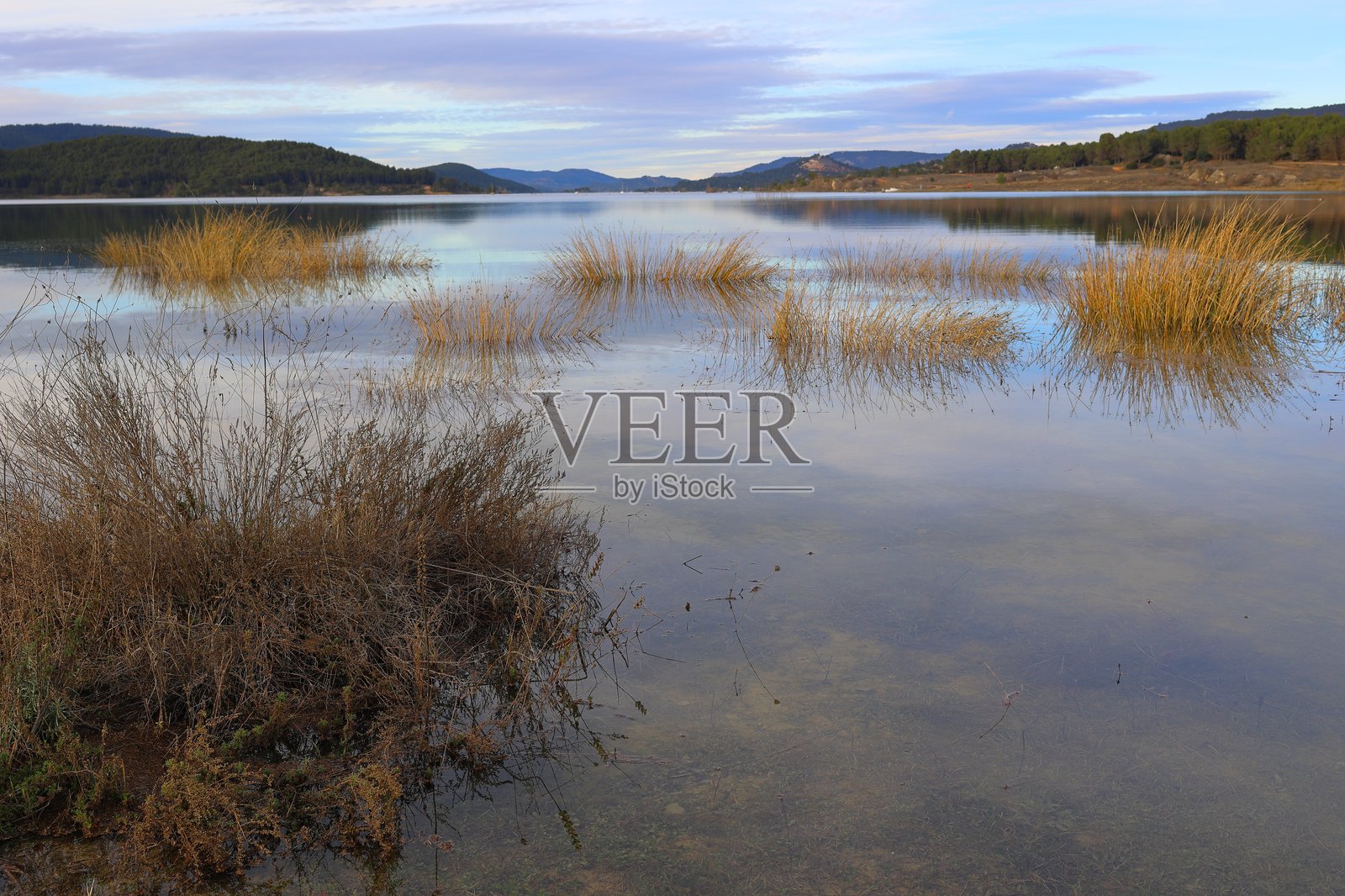 恩特雷佩纳斯水库在日落时分的水面照片摄影图片