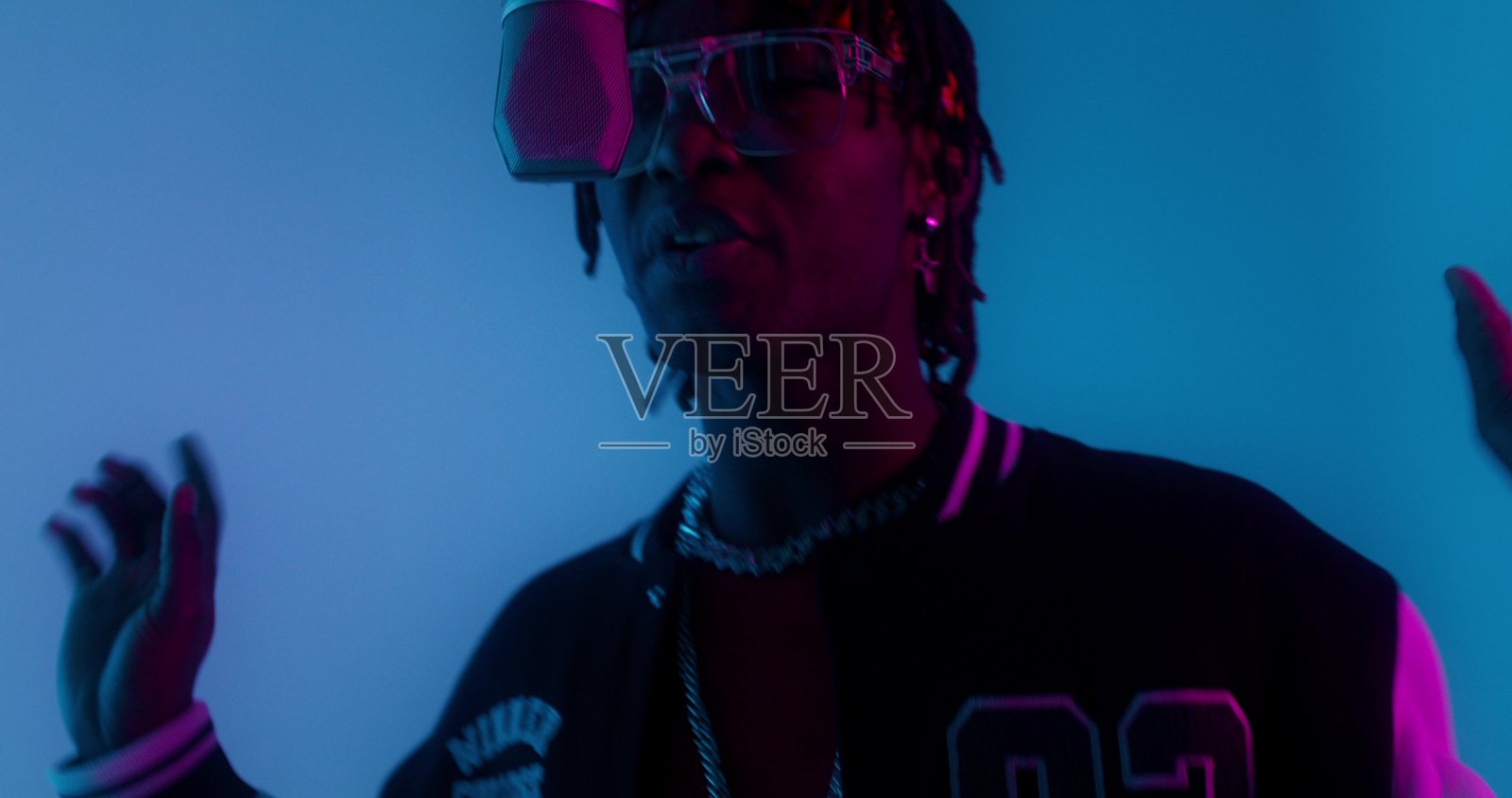 一个男人对着麦克风唱歌照片摄影图片