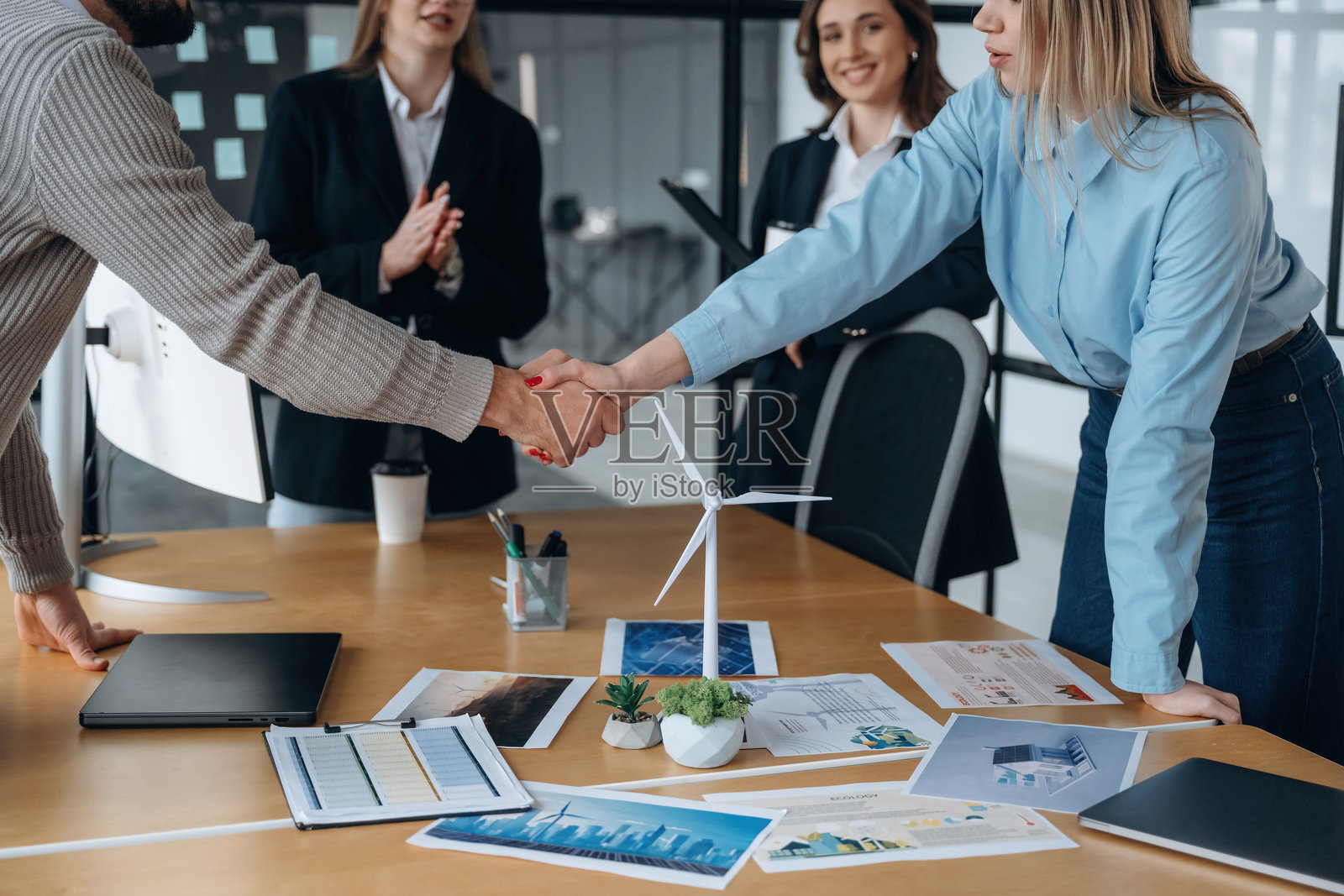 交易，握手。商务人士在办公室工作。照片摄影图片