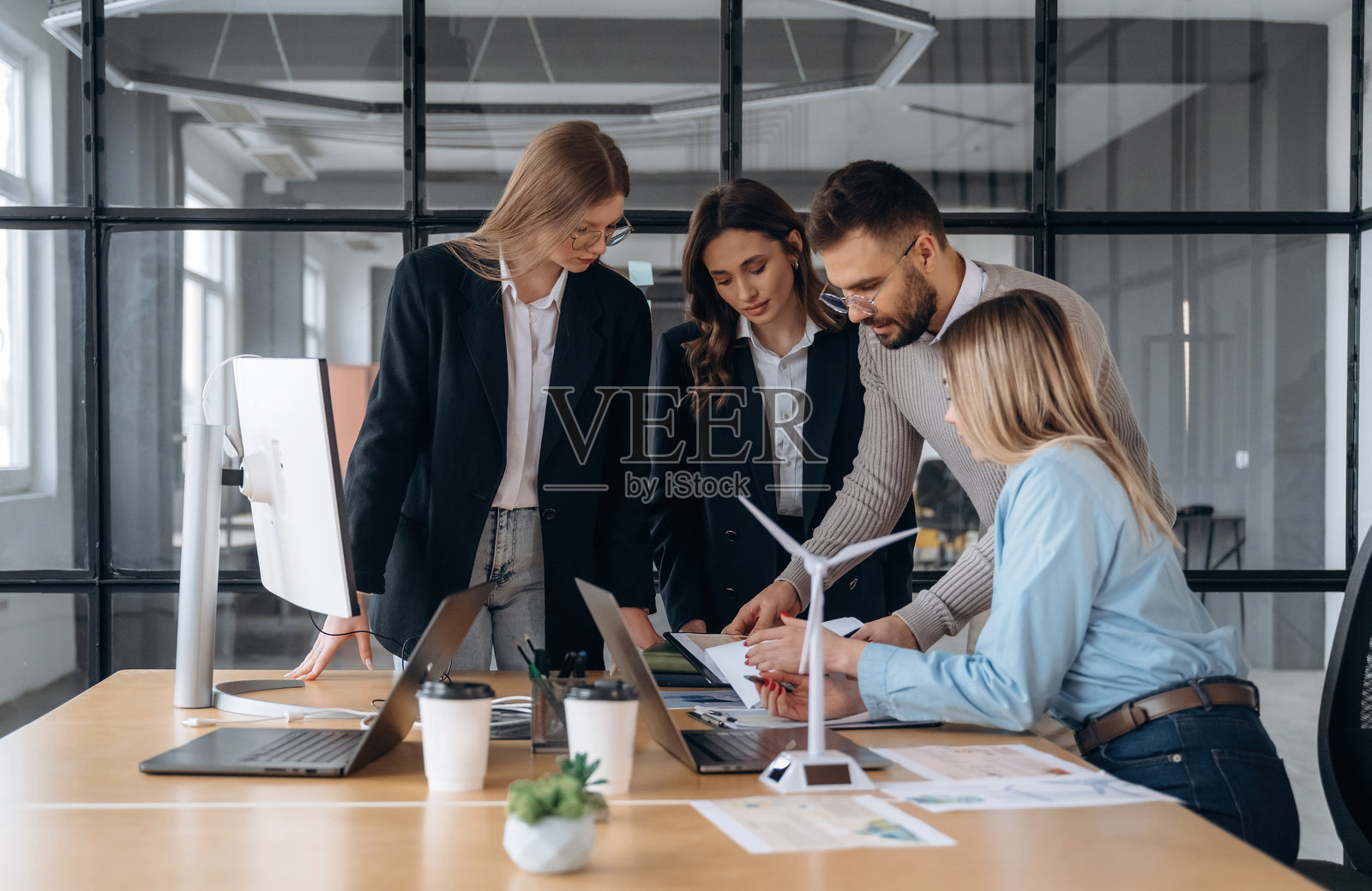 商务人士在办公室积极讨论。照片摄影图片