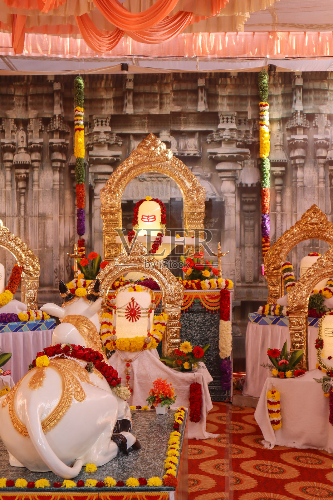 湿婆林伽姆，宗教象征，崇拜，神圣，石头，寺庙，库姆布梅拉，普拉亚格拉杰，ISHA，阿迪瑜伽，布拉赫玛库玛里，花卉，靠近印度迈索尔。照片摄影图片