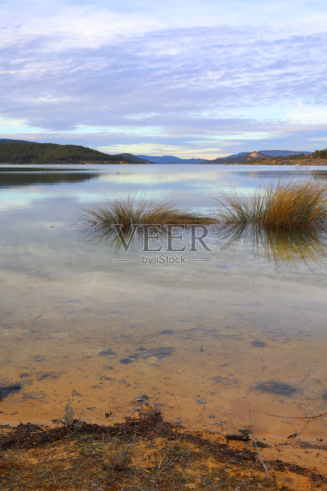 恩特雷佩纳斯水库在日落时分的水面照片摄影图片