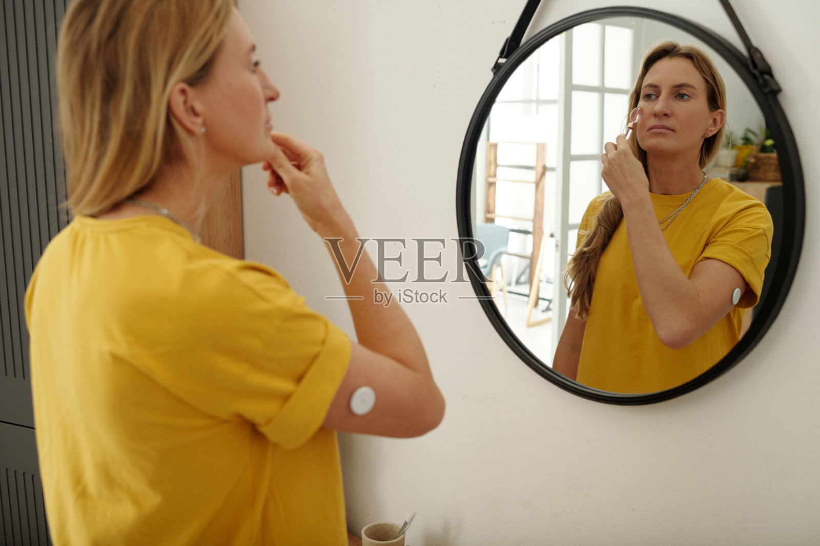 年轻女性进行日常护肤照片摄影图片