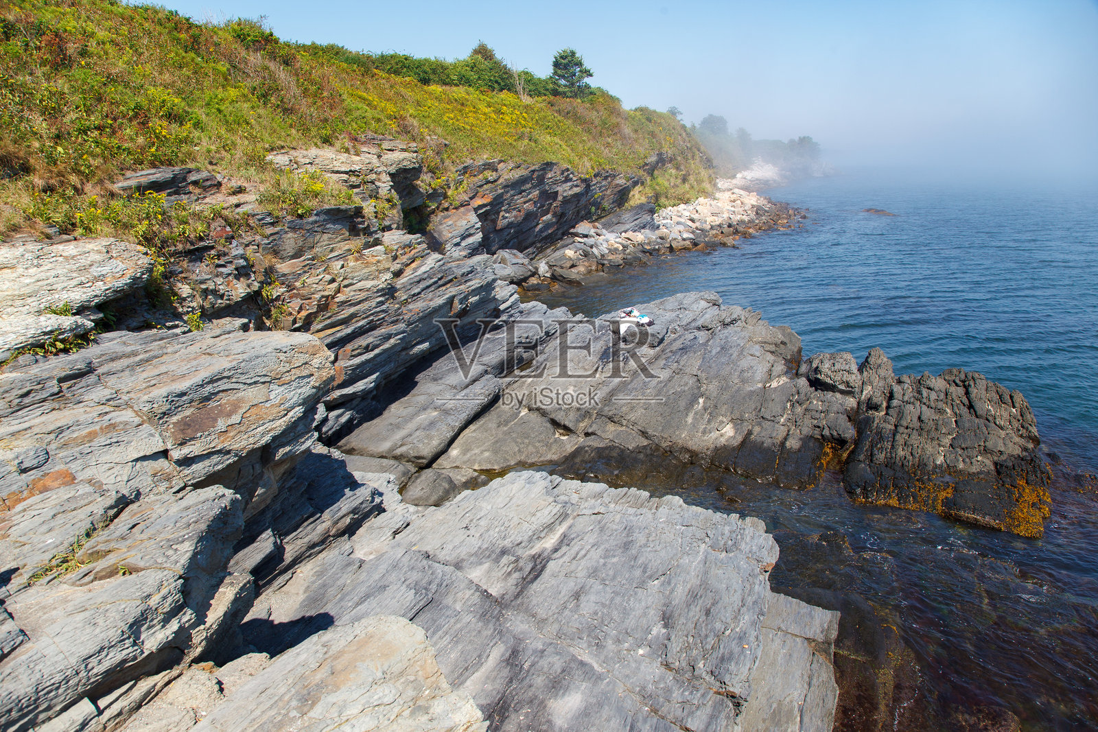 在美国罗德岛纽波特的伊斯顿湾岸边的悬崖步道照片摄影图片