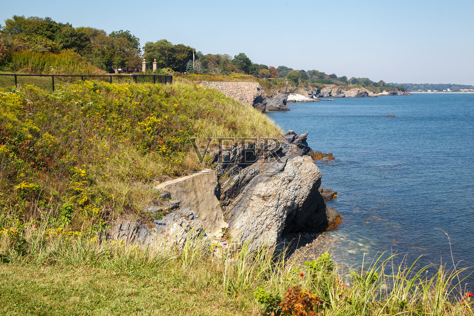 在美国罗德岛纽波特的伊斯顿湾岸边的悬崖步道照片摄影图片