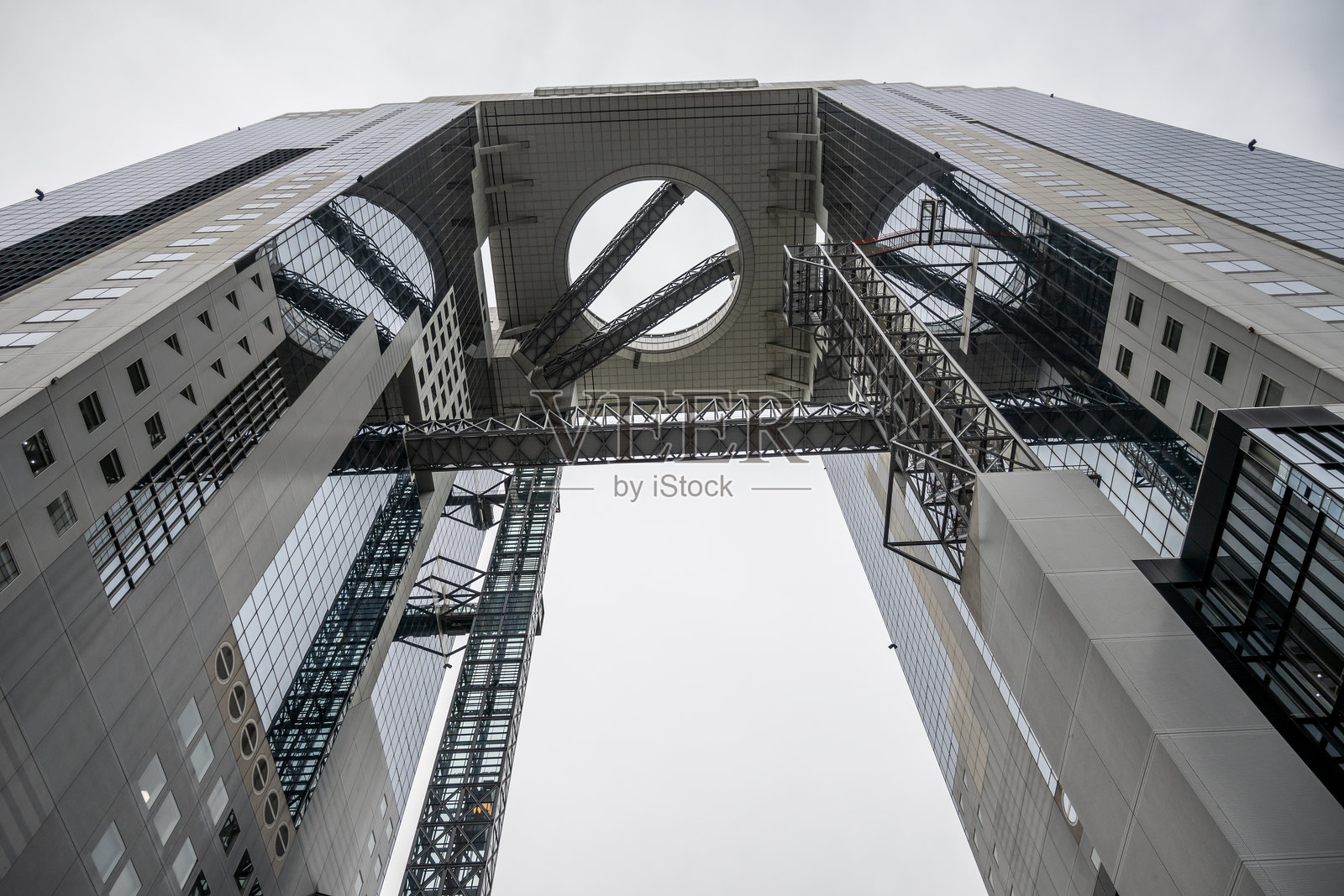 梅田空中大厦的漂浮花园展望台位于日本大阪照片摄影图片