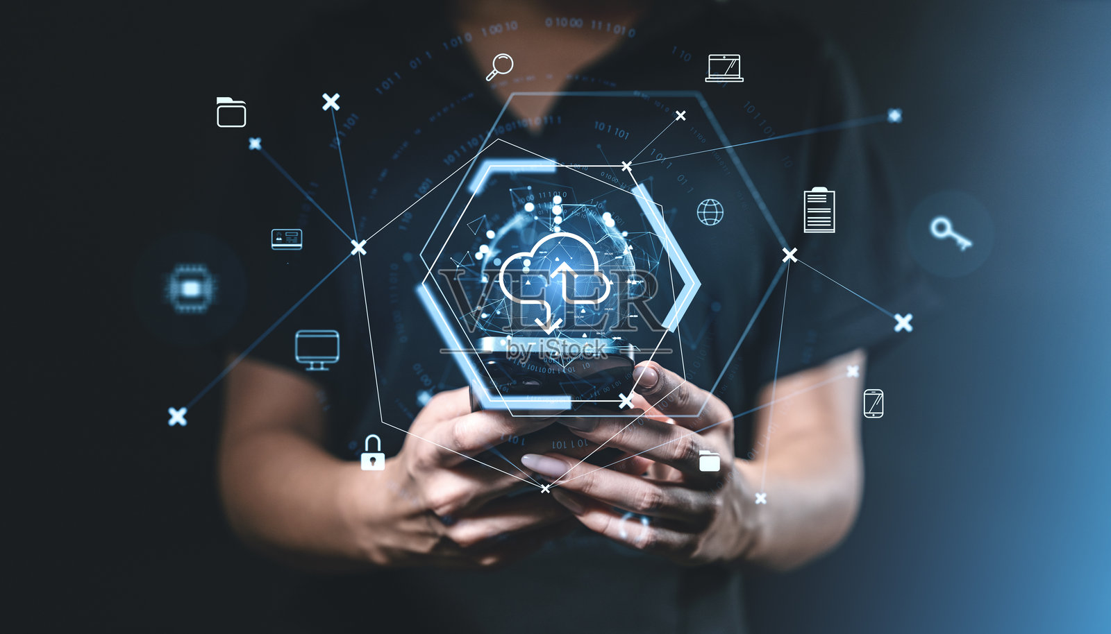 手握智能手机，背景为深色，云端数字图标浮现照片摄影图片