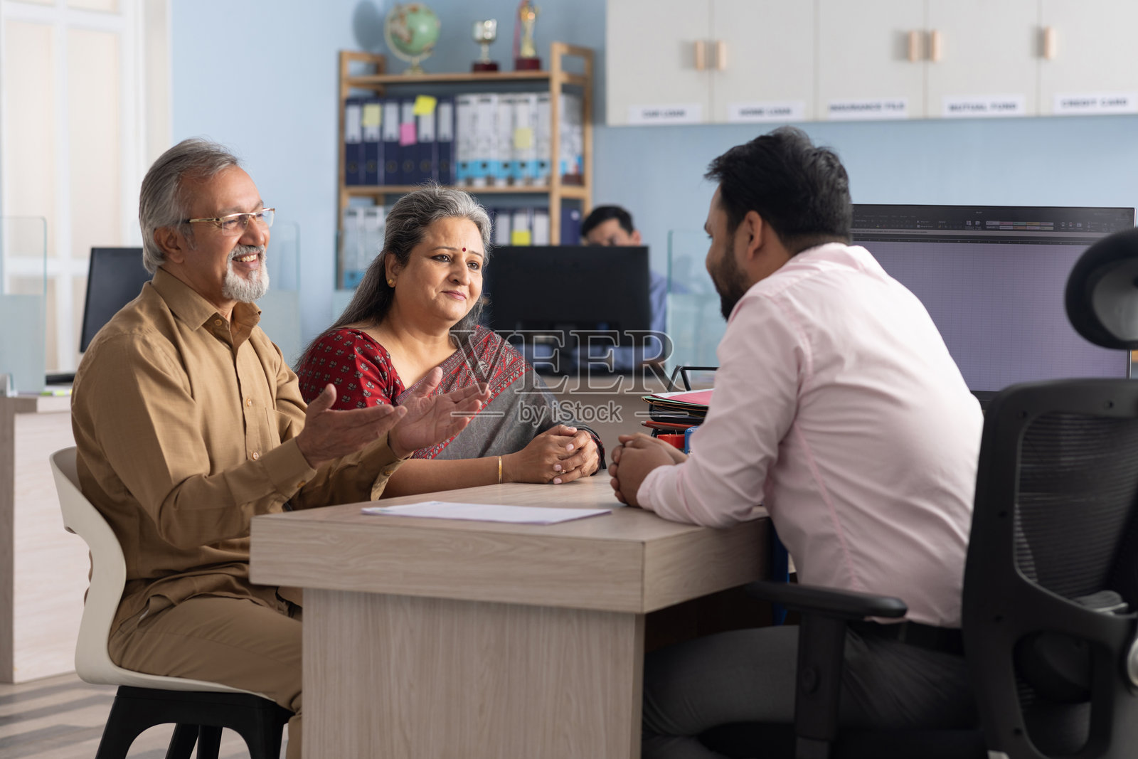 老年夫妇与财务顾问会面照片摄影图片