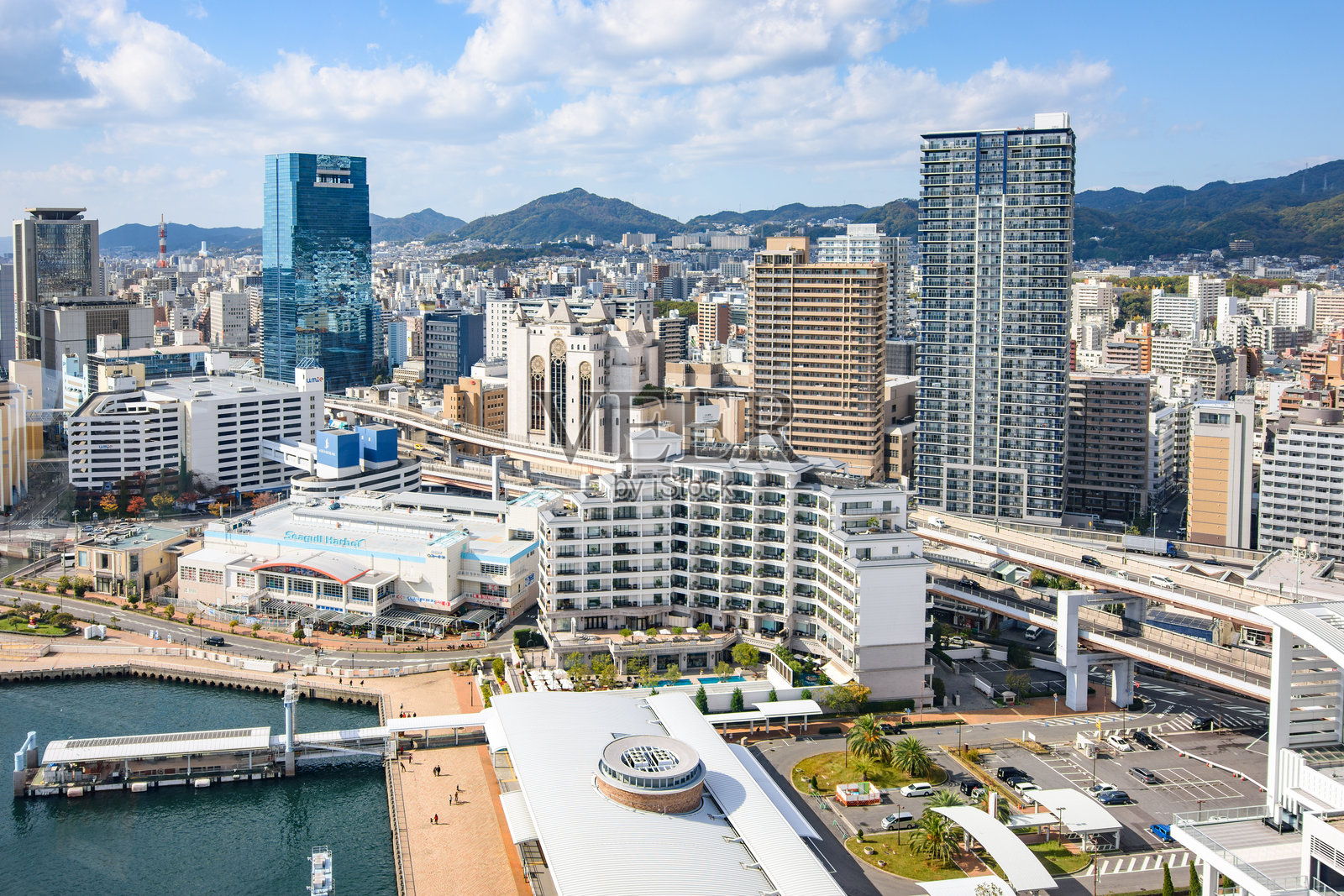 日本神户的神户塔俯瞰神户市中心的城市景观照片摄影图片