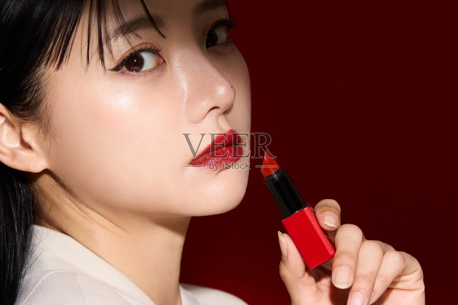 时尚年轻女性的红唇妆容肖像照片摄影图片