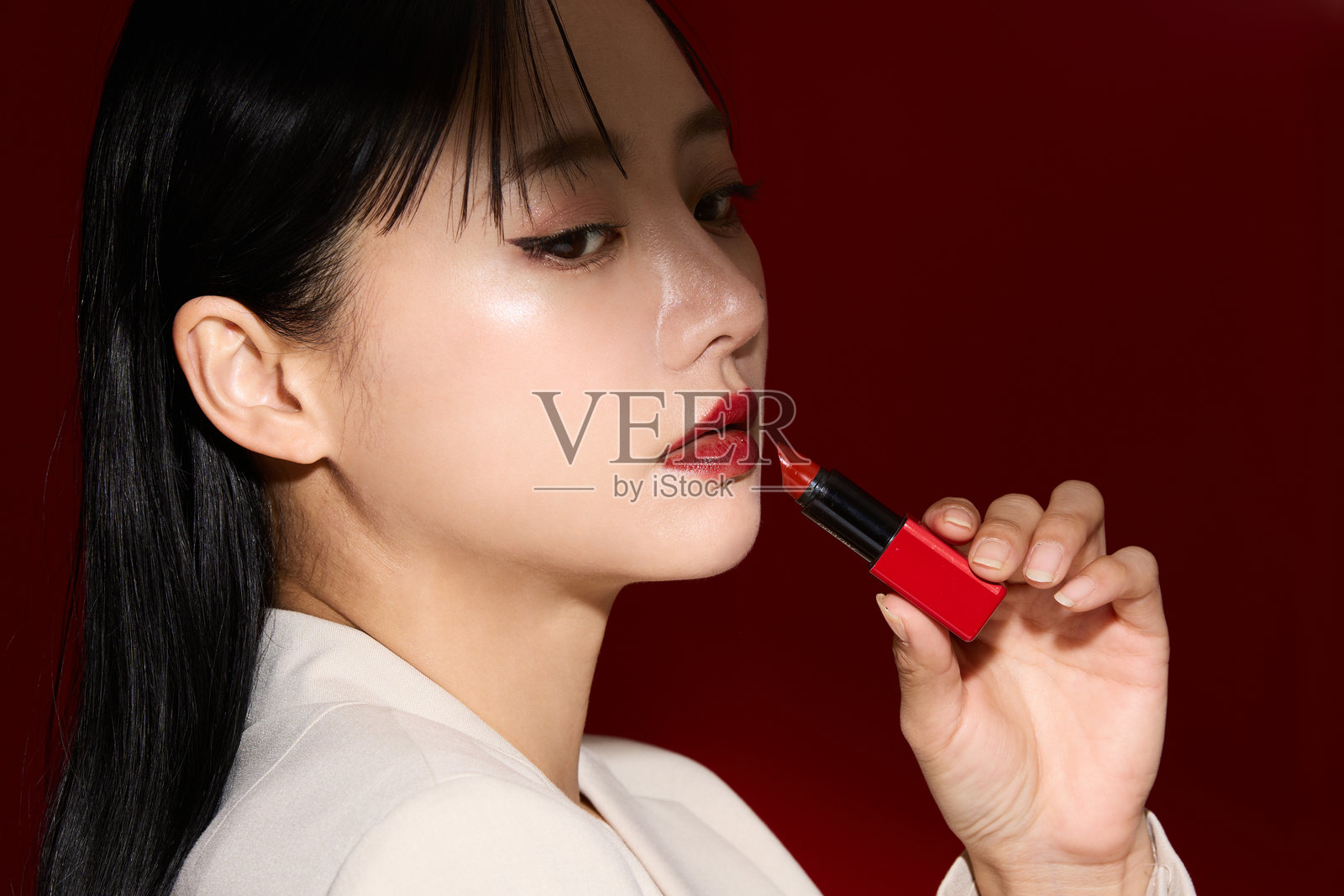 时尚的年轻女性肖像，涂有红色口红妆容照片摄影图片