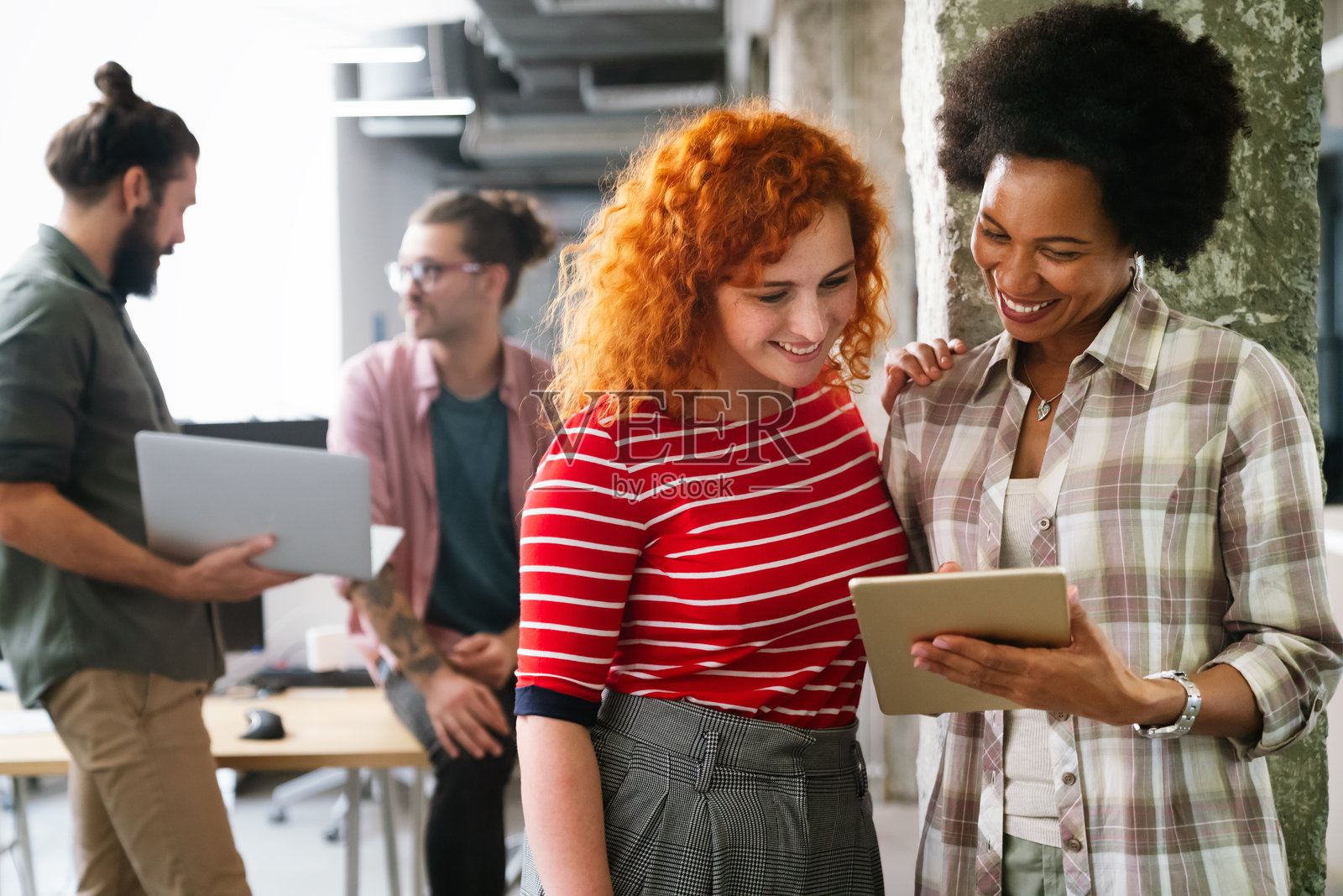 软件、编程和商业女性在平板电脑上思考数据分析和数字技术。照片摄影图片