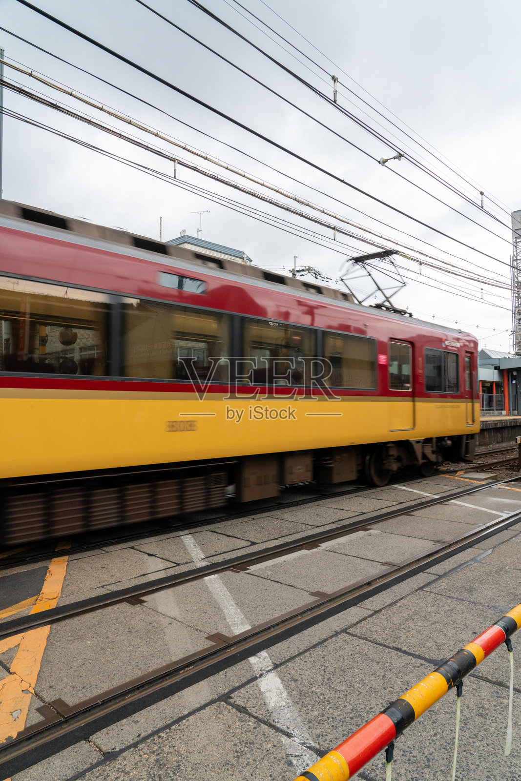 在日本京都，火车经过铁路的景象照片摄影图片
