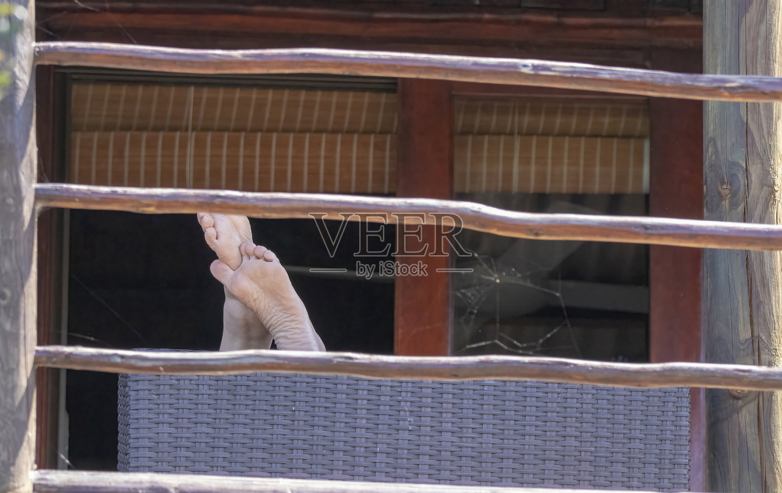 把脚抬起来照片摄影图片