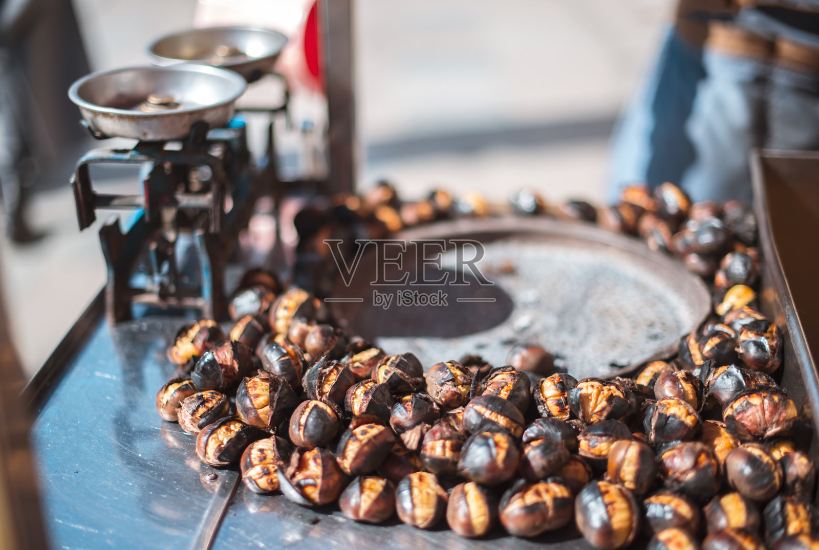 在伊斯坦布尔街头售卖烤栗子照片摄影图片