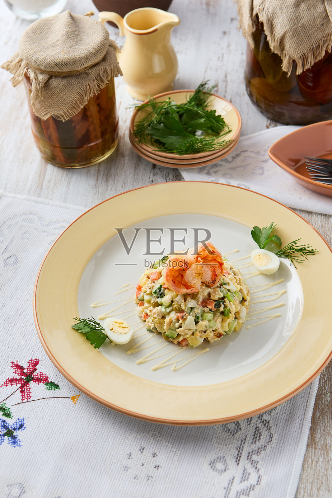 乡村风格桌面上的美味虾奥利维尔沙拉，柔和自然光照射下照片摄影图片