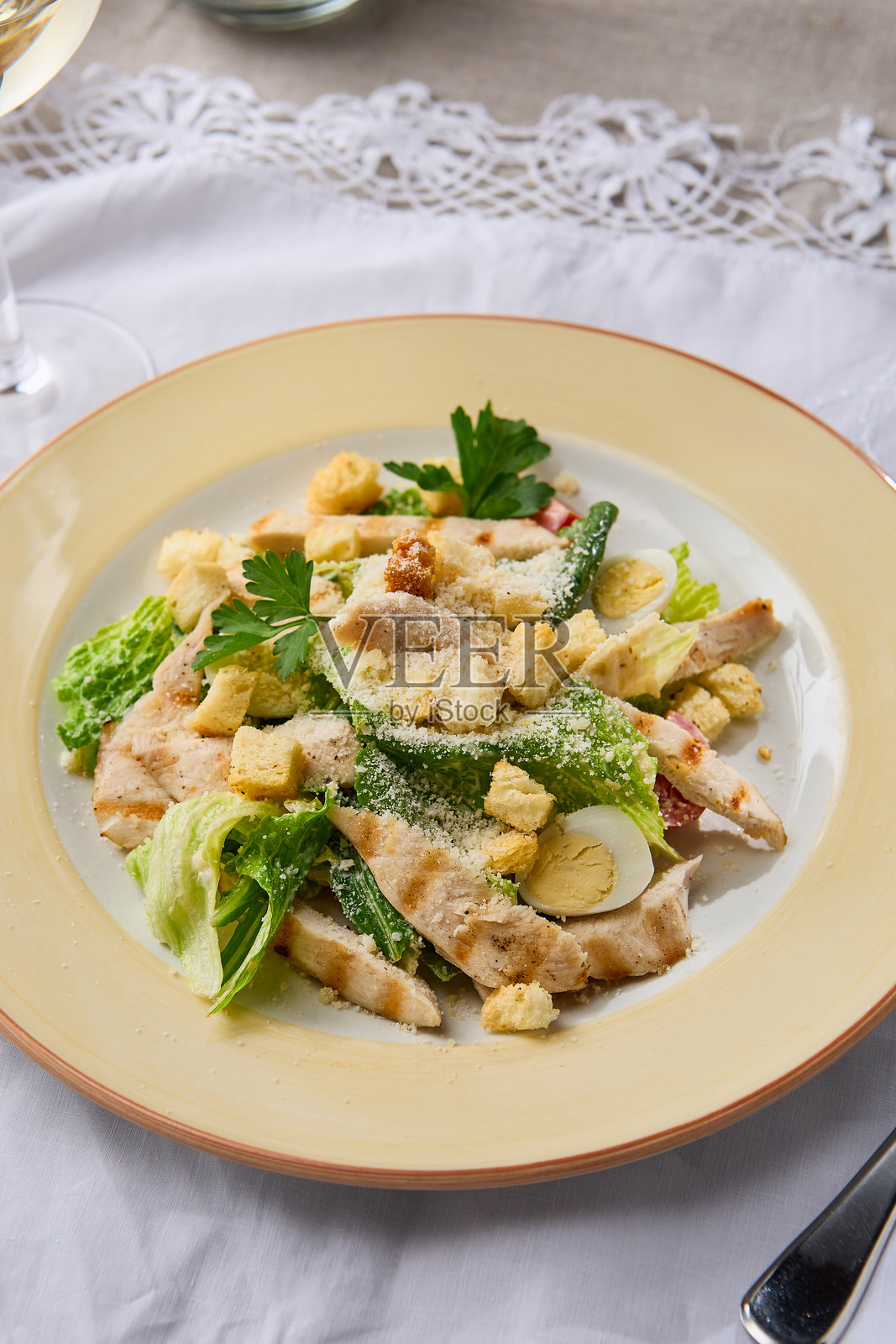 色拉鸡肉凯撒沙拉，柔和自然光下的美食盛宴照片摄影图片