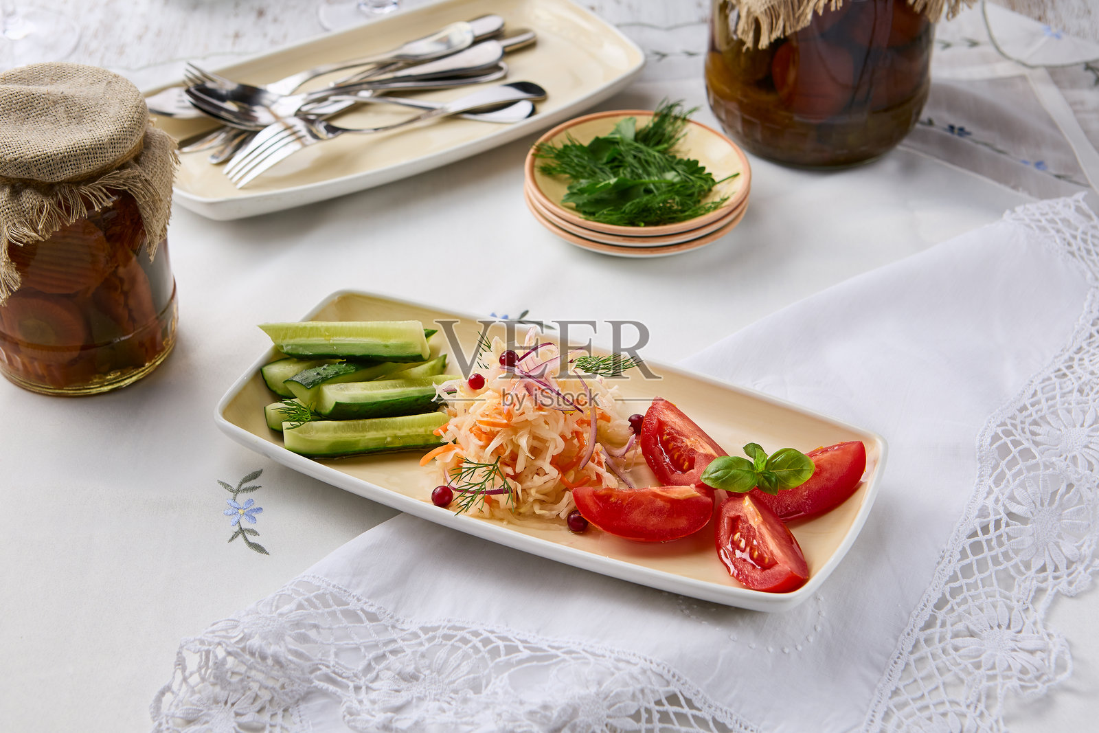 优雅桌面上的乡村风味混合腌菜，配以自然光照照片摄影图片