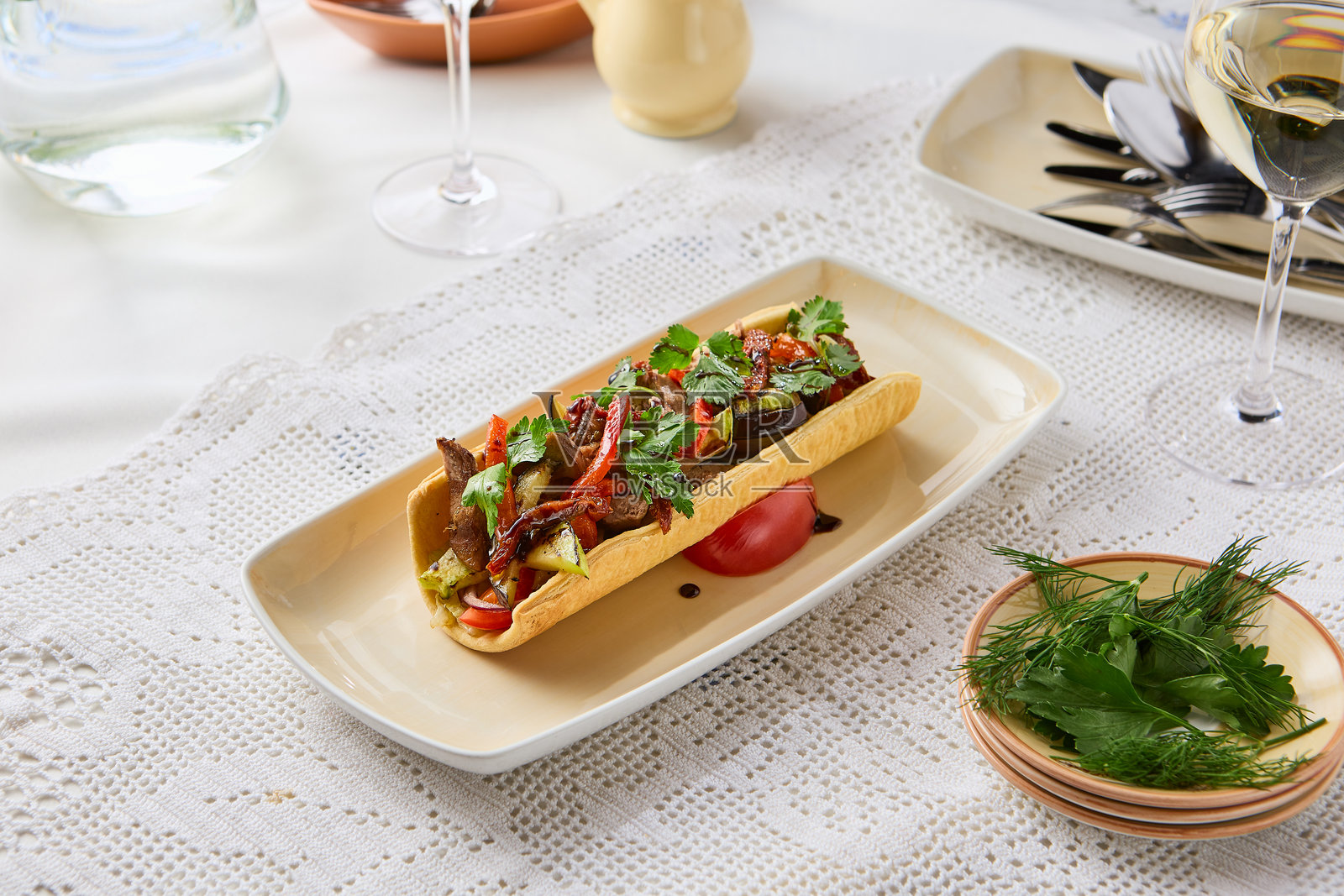 色彩鲜艳的温暖小牛肉沙拉配拉瓦什，搭配新鲜蔬菜的美味佳肴照片摄影图片