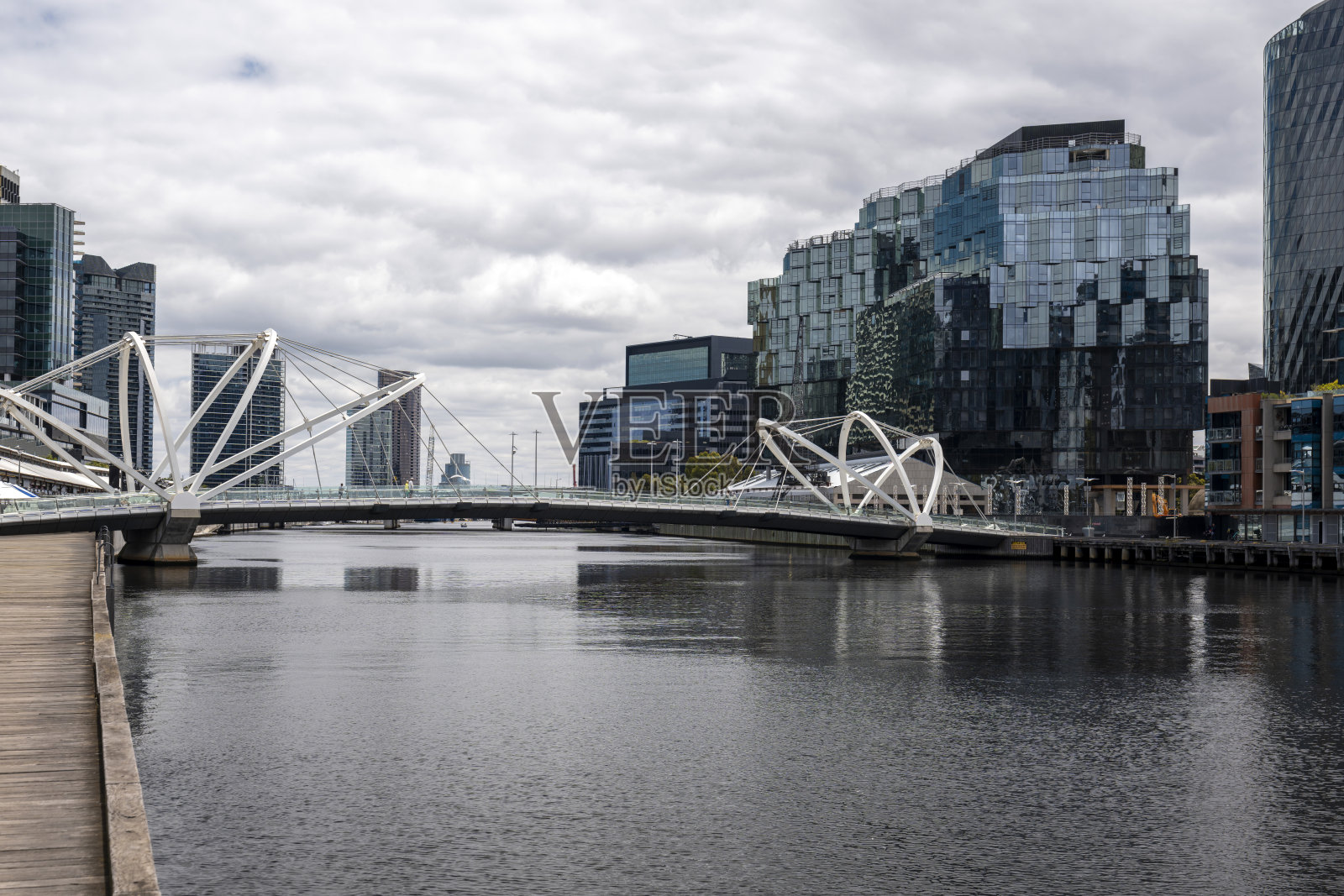 雅拉河与澳大利亚维多利亚州墨尔本市中心照片摄影图片