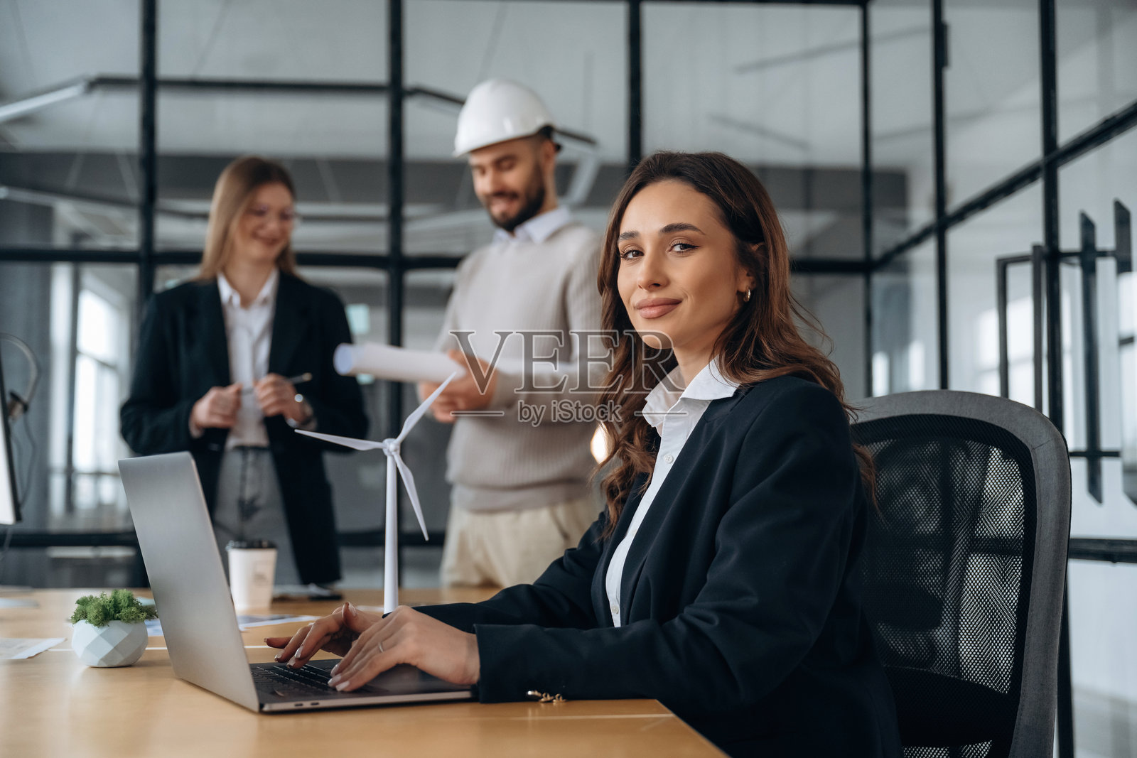 风能涡轮机公司。商务人士在办公室工作。照片摄影图片