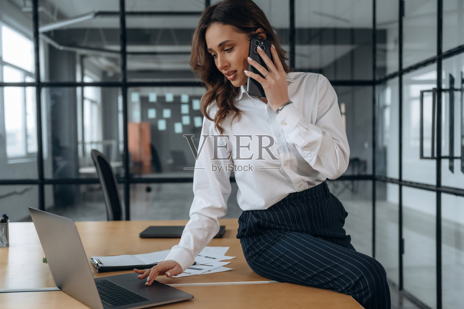在办公室里通话的美丽女性照片摄影图片