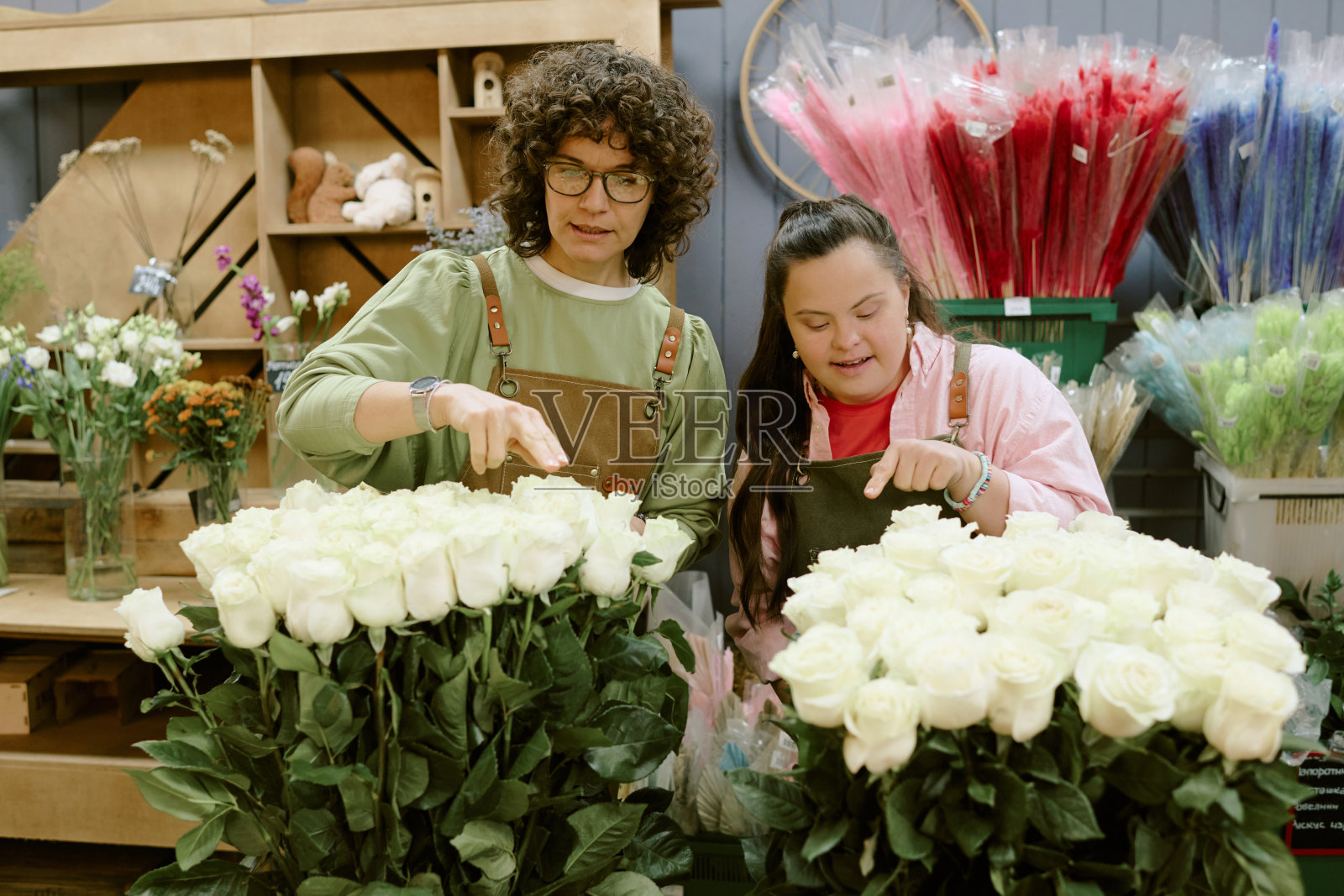 花店老板在数玫瑰花照片摄影图片