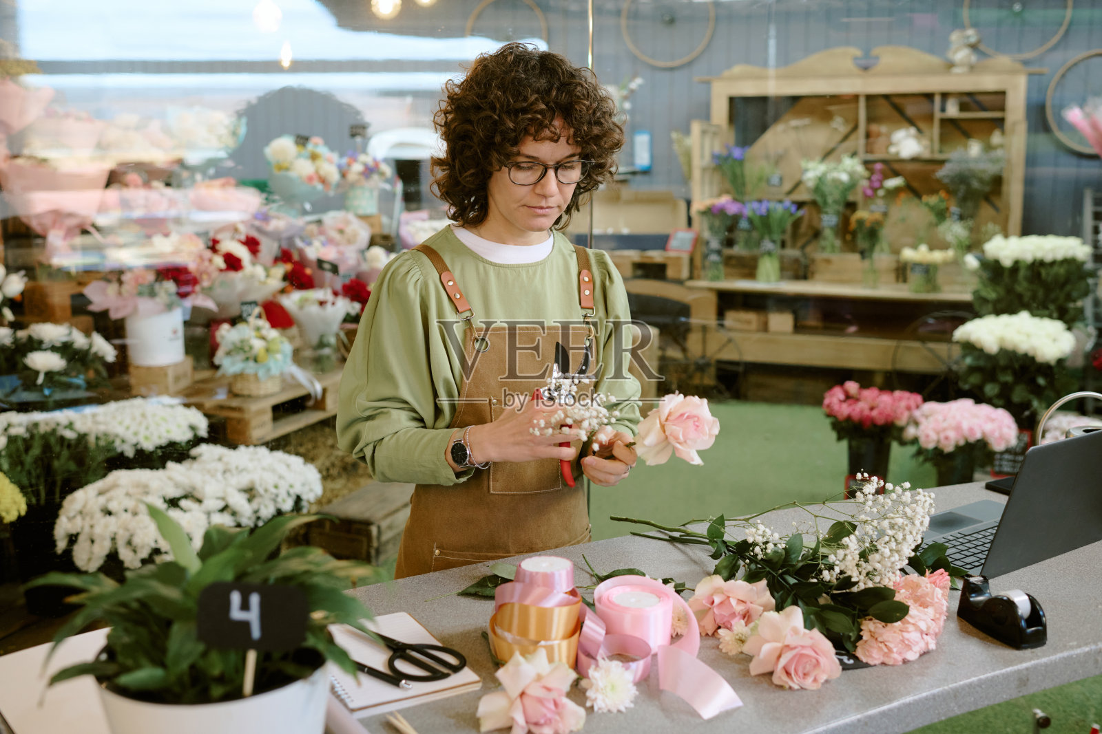 花店老板制作花束照片摄影图片