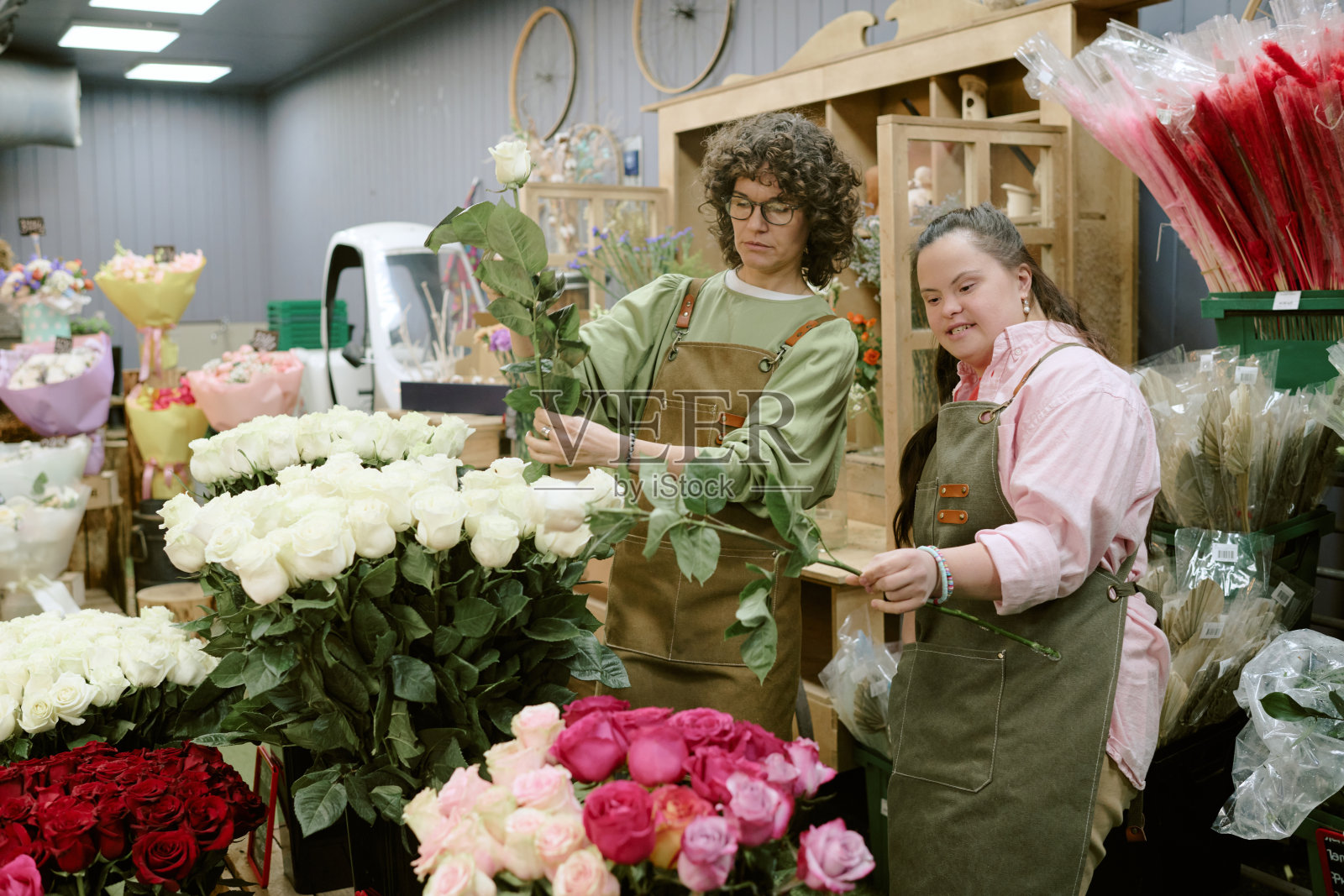 花店在花卉冷藏室内照片摄影图片