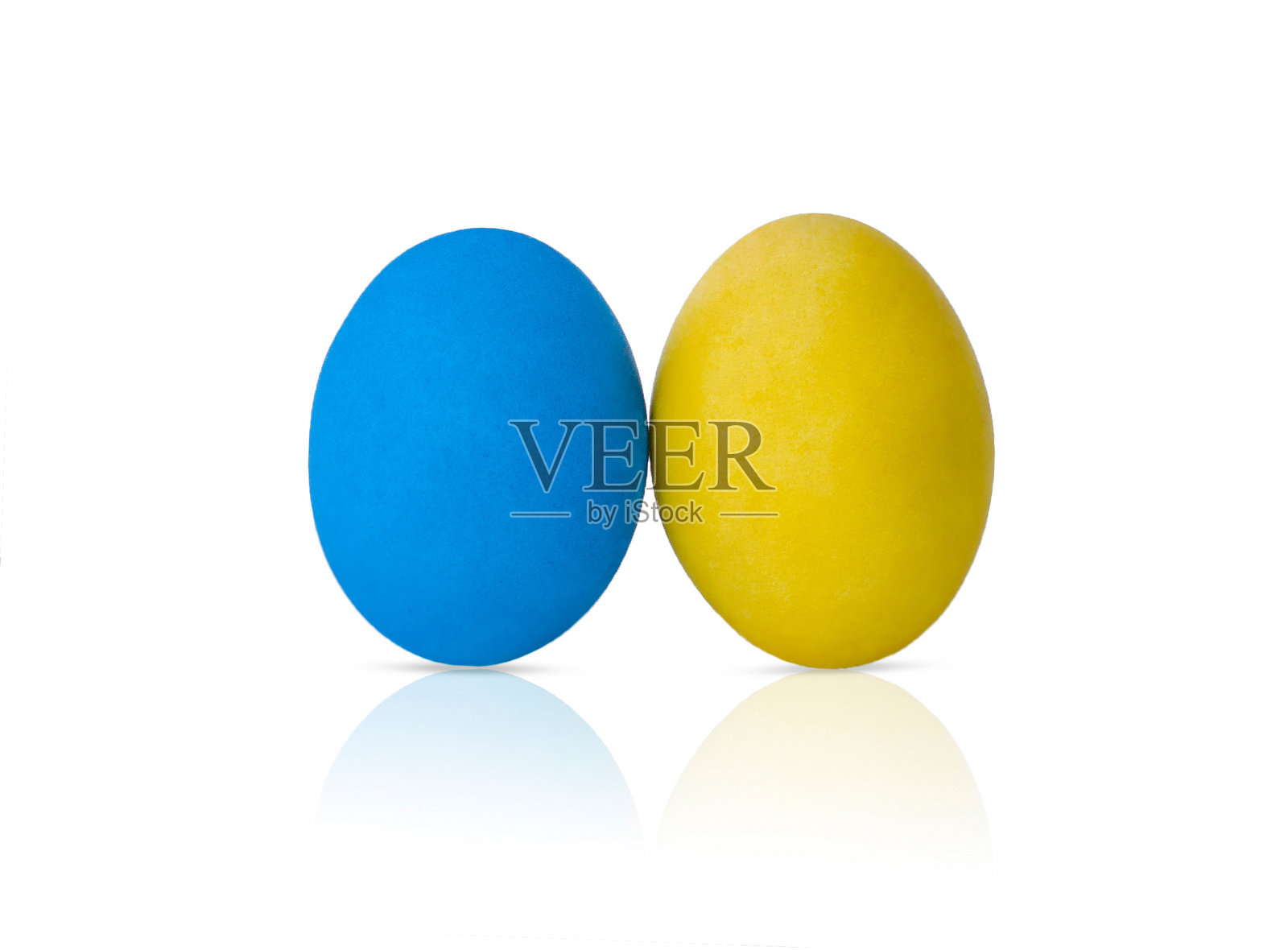 乌克兰复活节。蓝色和黄色的复活节彩蛋，孤立在白色背景上。照片摄影图片