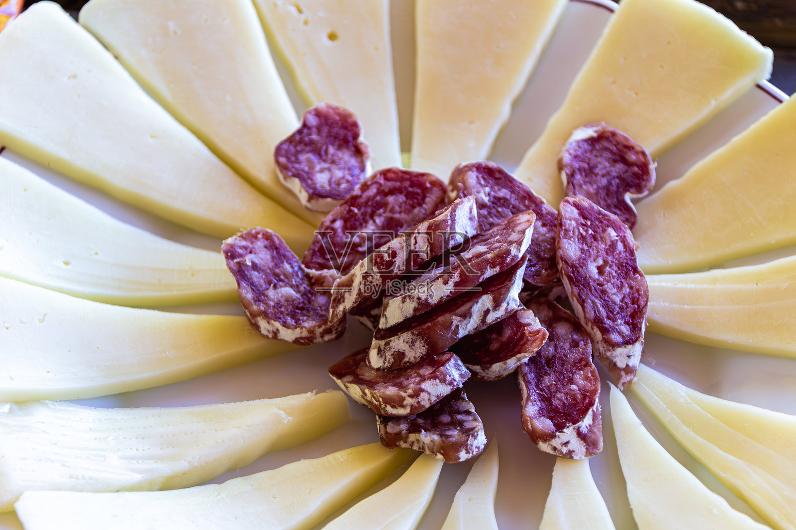 切片奶酪和西班牙香肠的盘子照片摄影图片