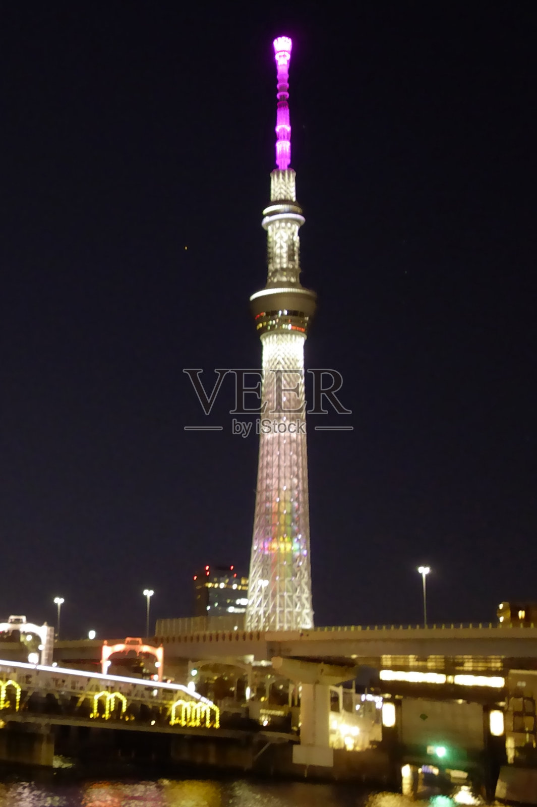 从东京浅草看到的东京彩虹塔灯光秀照片摄影图片