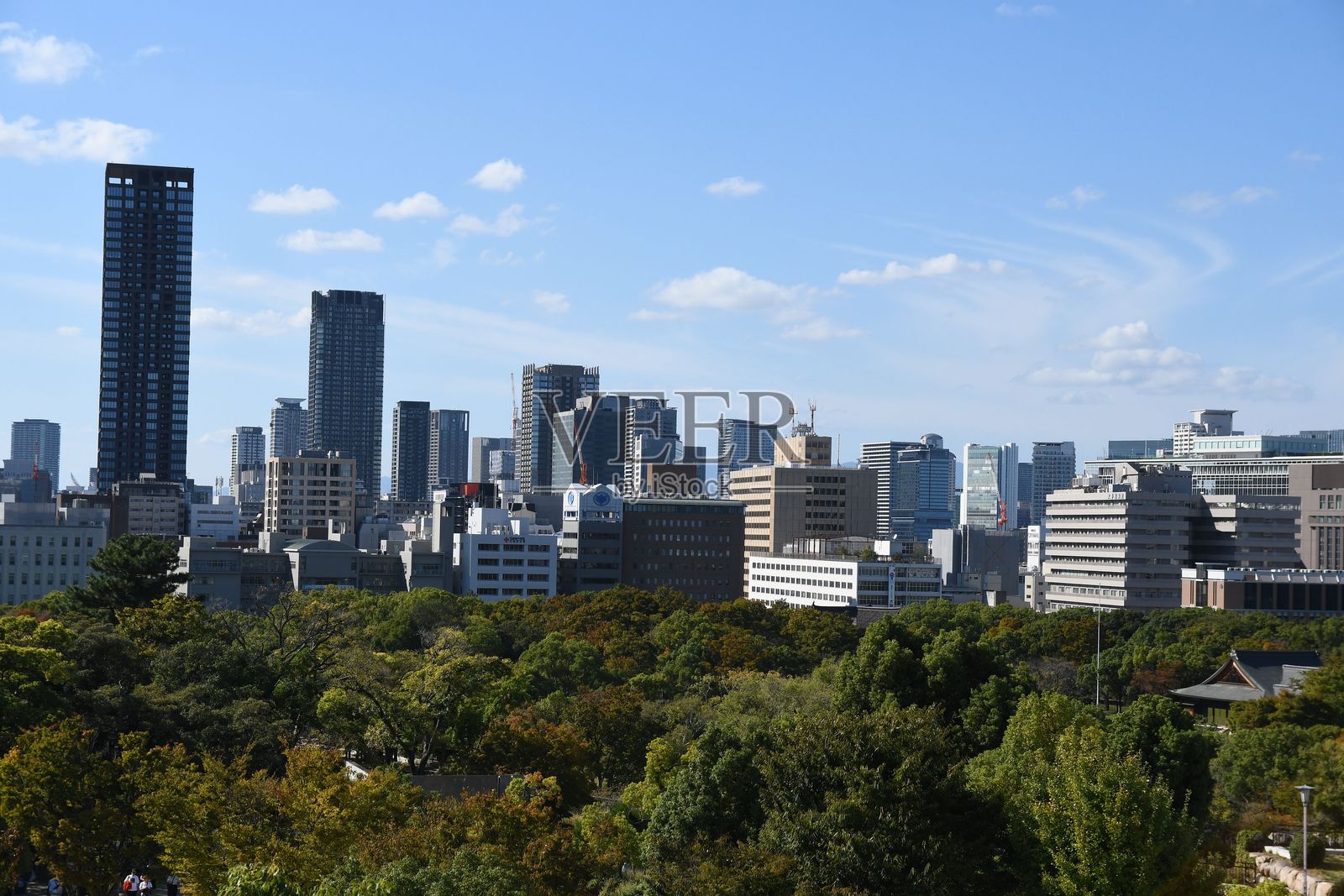 大阪市区在蓝天阳光明媚的日子里的美丽景色照片摄影图片