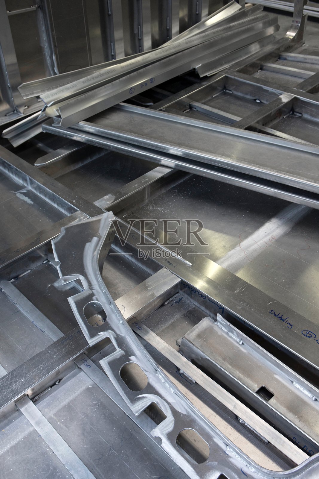 船舶制造业。超级帆船游艇的铝合金船体在船厂。照片摄影图片