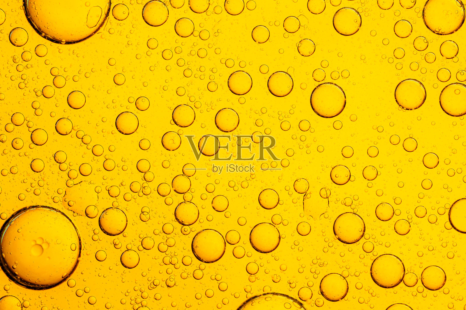 黄色宏观饮料气泡，聚焦于沸腾的黄色油脂，气泡纹理广泛分布，特写和宏观下有许多不同的水滴，黄色脂肪，像肥胖细胞，在显微镜下，是原子和分子的化学过程。特写镜头。照片摄影图片