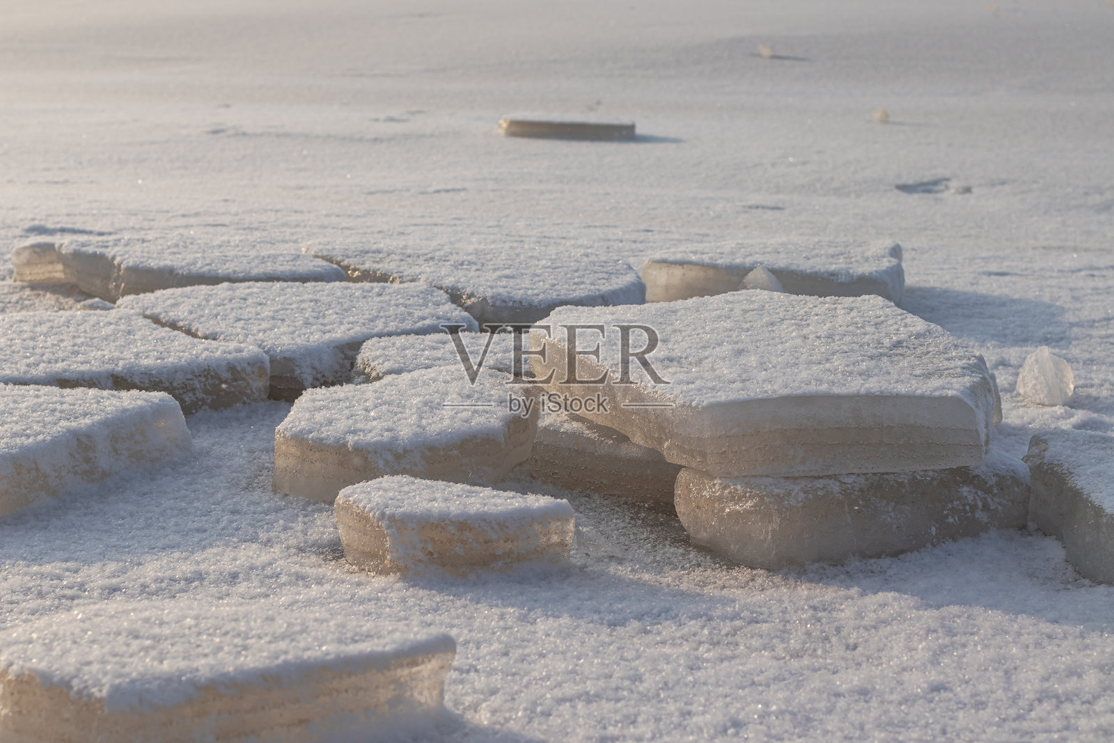 冰冻的海面上漂浮着冰块。特写镜头照片摄影图片