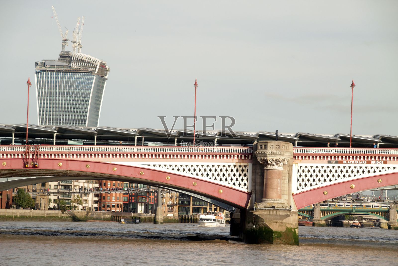 伦敦泰晤士河上的桥照片摄影图片