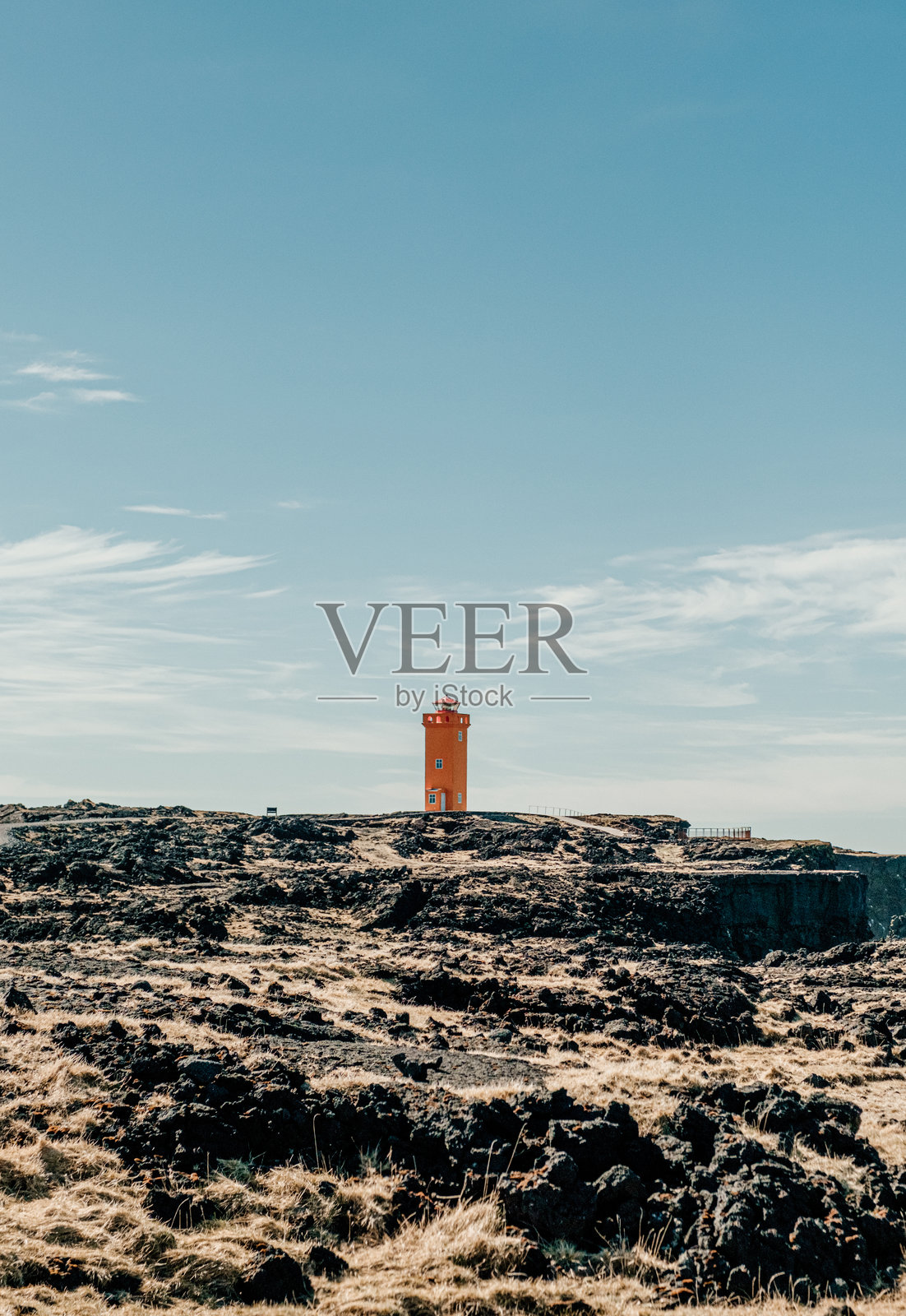 斯沃图洛夫灯塔矗立在冰岛西部斯奈法尔斯半岛崎岖的熔岩悬崖上。照片摄影图片