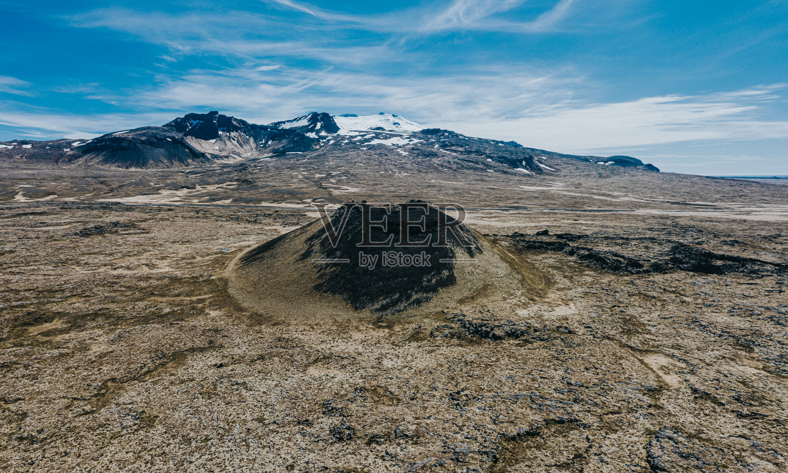 萨克霍尔火山口与斯奈菲尔冰川，位于冰岛西部的斯奈菲尔半岛。照片摄影图片